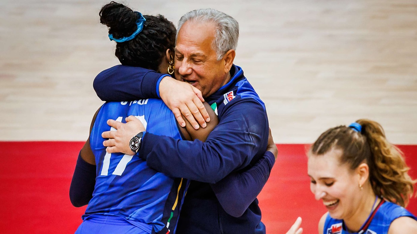 Volleyball court with sand, illustrating Julio Velasco's accountability culture concept applied to business leadership